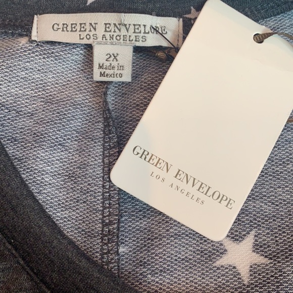 Green Envelope Stars Print Scoop Neck Top Handkerchief Hem NWT - Picture 6 of 7